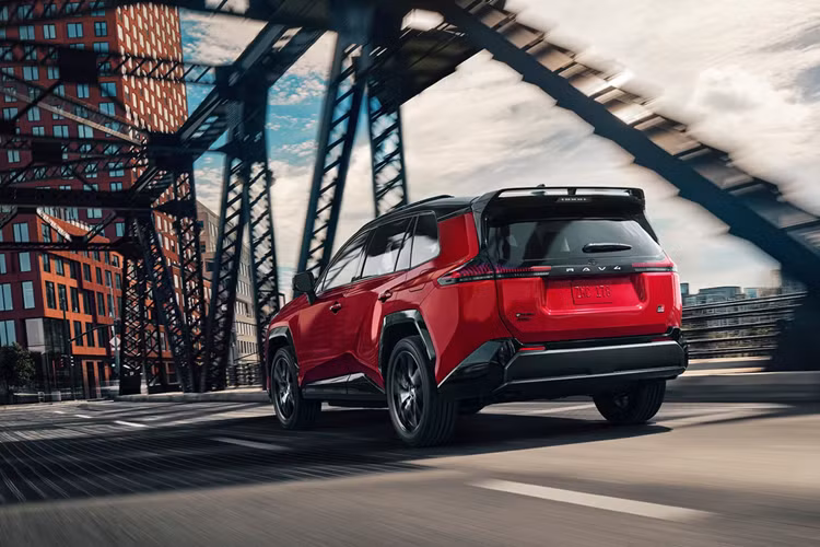 Toyota RAV4 thế hệ mới đánh dấu bước ngoặt lớn khi loại bỏ hoàn toàn động cơ xăng truyền thống, chuyển sang sử dụng các tùy chọn hybrid (HEV) và plug-in hybrid (PHEV). Bản RAV4 Hybrid là sự kết hợp của động cơ 2.5L I4 với mô-tơ điện cho công suất 226 mã lực (FWD) và 236 mã lực (AWD).