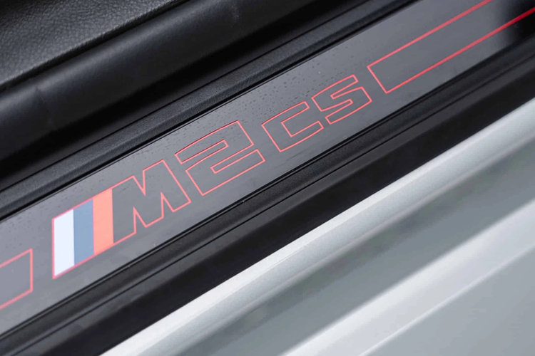 Các kỹ sư của M đã tinh chỉnh khối động cơ (mã S58) 6 xi-lanh thẳng hàng dung tích 3.0 lít tăng áp kép, công suất đạt 530 mã lực (tăng 50 mã lực so với đời trước), mô-men xoắn đạt 650 Nm. Hệ dẫn động cầu sau kết hợp hộp số tự động 8 cấp ZF Steptronic và không có tuỳ chọn hộp số sàn.