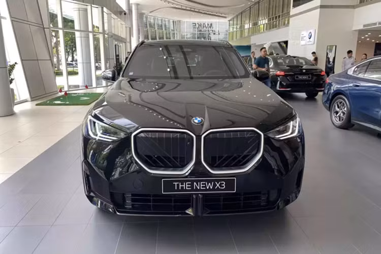 BMW X3 2025 có thiết kế đẹp mắt và hiện đại hơn thể hiện rõ nhất qua lưới tản nhiệt và đèn pha, bên trong khoang lái điểm ấn tượng là màn hình tràn viền, hộc đựng đẹp mắt. Đầu tiên là giá bán, BMW X3 thế hệ mới sẽ có 2 bản là tiêu chuẩn giá 2,28 tỷ đồng, và bản M Sport có giá 2,63 tỷ đồng, mức giá này ngang với Mercedes-Benz GLC 200.