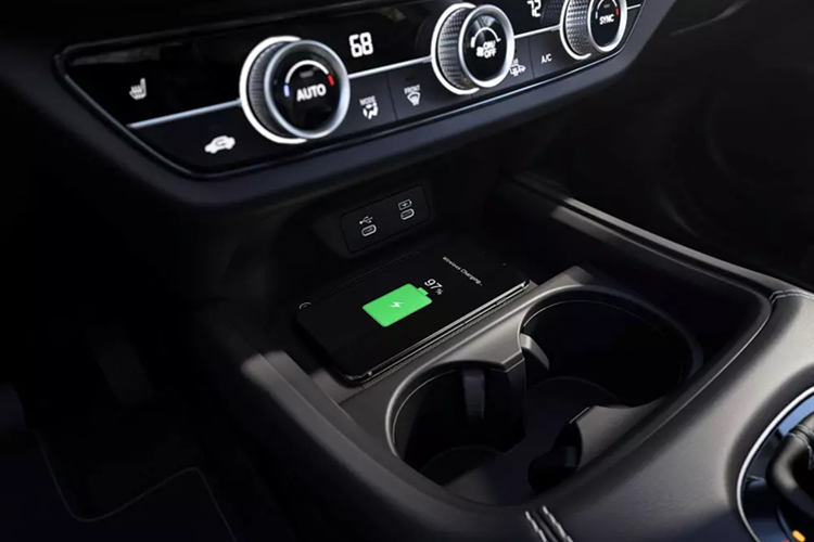 Tương tự như vậy, kính sau tối màu nay đã trở thành trang bị tiêu chuẩn cho toàn bộ các phiên bản của dòng xe này. Riêng bản cao cấp EX-L có thêm các chi tiết như chấu vô lăng màu bạc, nút điều chỉnh điều hòa tích hợp đèn chiếu sáng nhiều đa sắc (đỏ, xanh và trắng), cùng đèn chiếu sáng khu vực để chân phía trước.