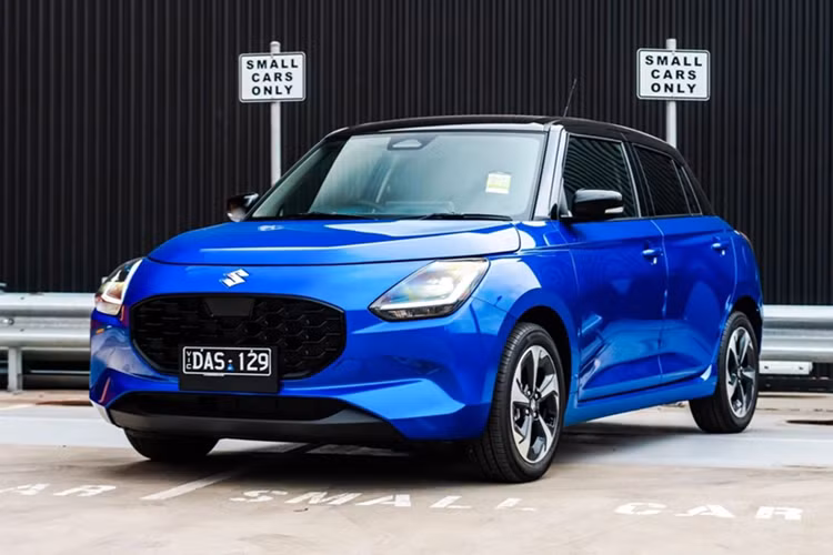 Khả năng cao Swift 2025 tại Việt Nam tại Việt Nam sẽ không được trang bị hệ thống hỗ trợ lái nâng cao (ADAS) nhằm giữ giá bán dưới mốc 600 triệu đồng. Trong khi đó, các phiên bản cao cấp của Swift 2025 tại Nhật đã có đầy đủ các công nghệ như cảnh báo lệch làn, phanh khẩn cấp tự động hay kiểm soát hành trình chủ động.