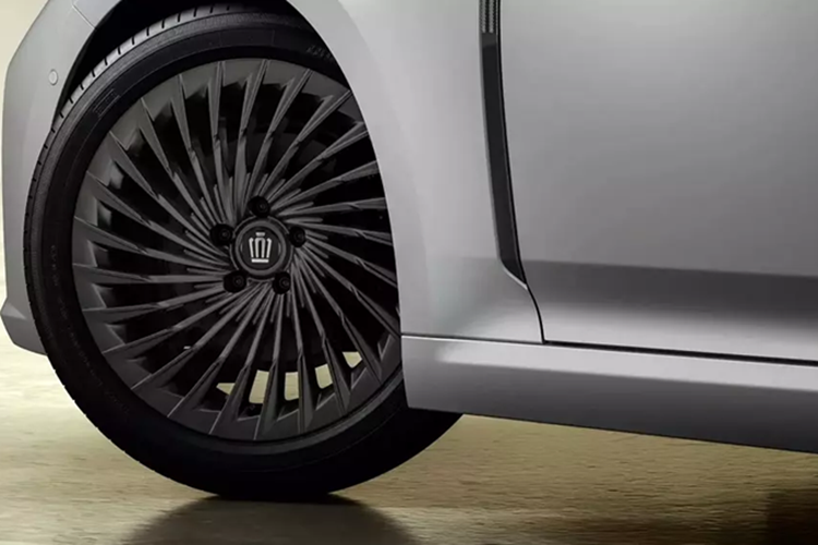 Thiết kế này, kết hợp với lưới tản nhiệt nan dọc cỡ lớn, tạo cảm giác sang trọng tương tự một mẫu xe Maybach do Nhật sản xuất. Trong khi đó, phiên bản Limited Matte Metal sở hữu nước sơn xám nhám đặc trưng từng xuất hiện trên dòng Crown Crossover và Crown Sport.