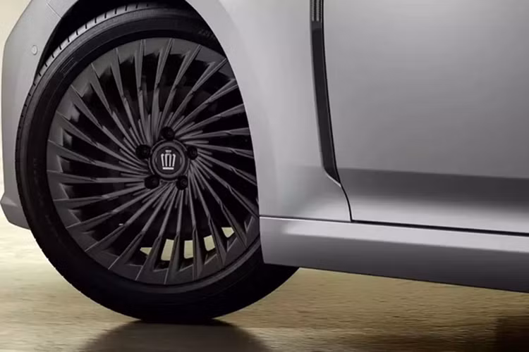 Thiết kế này, kết hợp với lưới tản nhiệt nan dọc cỡ lớn, tạo cảm giác sang trọng tương tự một mẫu xe Maybach do Nhật sản xuất. Trong khi đó, phiên bản Limited Matte Metal sở hữu nước sơn xám nhám đặc trưng từng xuất hiện trên dòng Crown Crossover và Crown Sport.