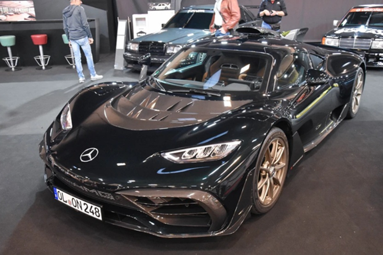 Mercedes-AMG One ra mắt lần đầu dưới tên gọi Project One vào năm 2017 và chính thức thương mại hóa sau nhiều năm phát triển phức tạp. Đây là dự án tham vọng của Mercedes-AMG nhằm hiện thực hóa giấc mơ đưa công nghệ từ đường đua F1 lên xe thương mại.