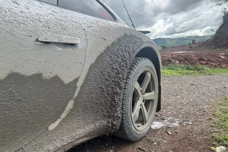 Đó là đoạn đường từ Boten đi Muang Xay, nó sẽ khiến chủ nhân chiếc xe Porsche 911 Dakar tại Việt Nam nhớ mãi không thôi với khoảng 96km đường siêu xấu, nhưng xe về đích an toàn, chỉ bị thiệt hại là ngoại thất không có chỗ nào mà không dính bùn.