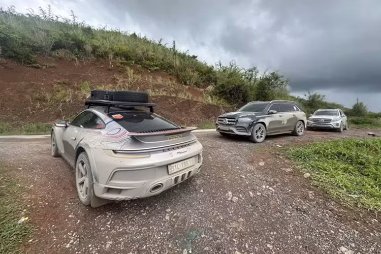 Điểm mạnh của Porsche 911 Dakar cũng chính là chìa khóa giúp doanh nhân Hải Phòng có thể dễ dàng chinh phục nhiều địa hình khác nhau chính là việc khoảng sáng gầm cao hơn 50 mm so với xe tiêu chuẩn.