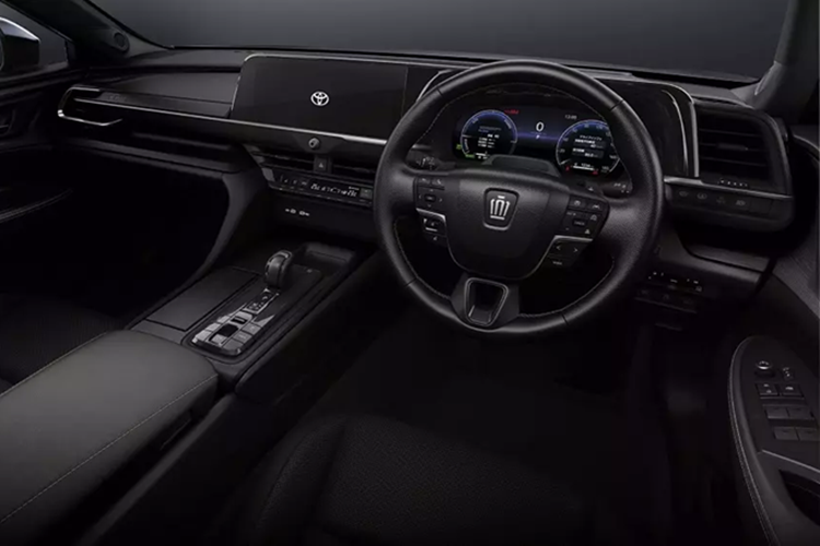 Cả hai phiên bản Toyota Crown sedan đặc biệt đều được cung cấp với hai tùy chọn hệ truyền động là hybrid tự sạc 2.5L và FCEV sử dụng pin nhiên hydro lấy từ nền tảng của Toyota Mirai.