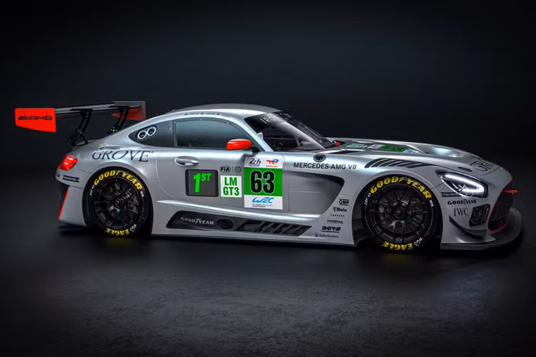 Để phân biệt, mỗi chiếc xe mang số đeo riêng (60, 61, 63) và được điểm xuyết bằng các họa tiết vàng, bạc, hoặc đỏ, tạo nên dấu ấn cá nhân hóa độc đáo.