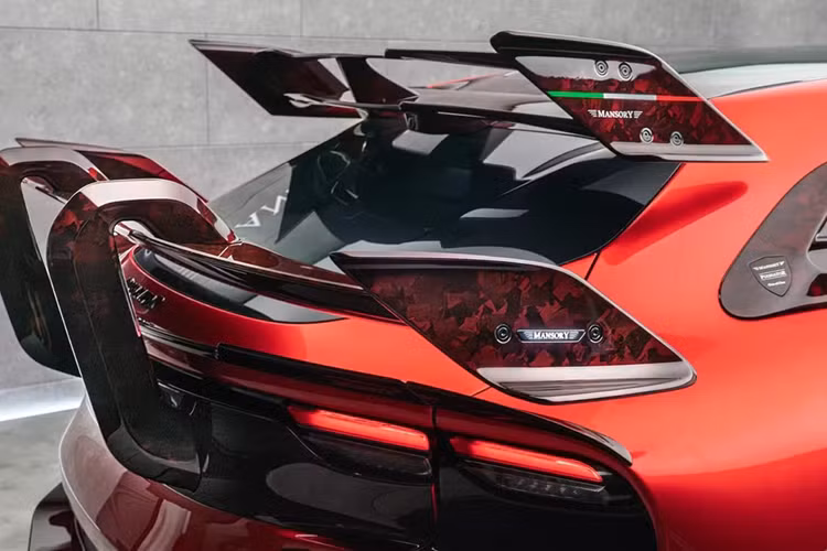 Pugnator Tricolore cũng có cản sau mới, hệ thống ống xả được đặt vị trí chính giữa.