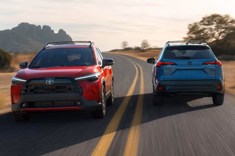 Ngoài ra, một số phiên bản cũng có thể tùy chọn 2 kiểu la-zăng 18 inch thiết kế mới. Toyota vẫn chưa công bố giá bán cho phiên bản Corola Cross 2026. Trên website chính hãng, Toyota Corolla Cross 2025 có giá khởi điểm từ 25.485 USD, đã bao gồm phí xử lý 1.350 USD cho phiên bản tiêu chuẩn L.