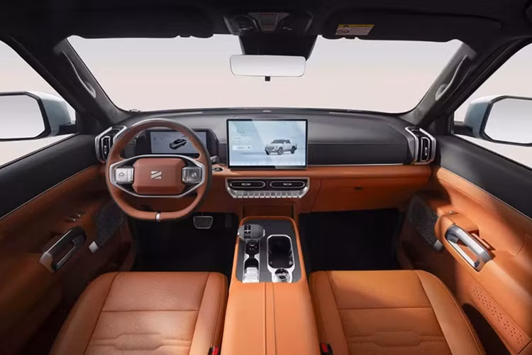 Xe được trang bị màn hình thông tin giải trí 12,8 inch và bảng đồng hồ kỹ thuật số 10,25 inch tiêu chuẩn. Các phiên bản cao cấp hơn sở hữu màn hình cảm ứng trung tâm 14,6 inch, ghế bọc da Nappa, cùng các tiện nghi hiện đại như ghế sưởi/làm mát/massage hay hệ thống âm thanh 12 loa.