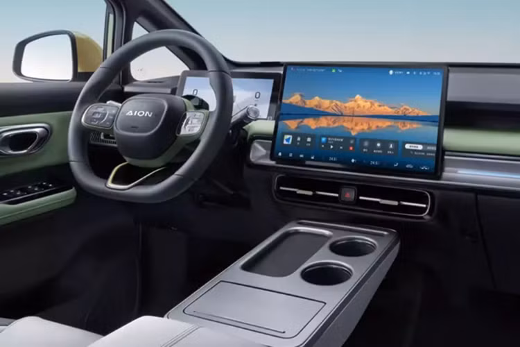 Mẫu ôtô Trung Quốc này hỗ trợ kết nối Carlink/Hicar, cho phép tích hợp điện thoại thông minh dễ dàng. Hệ thống định vị bổ sung tính năng đếm ngược đèn giao thông, rất hữu ích khi di chuyển trong đô thị. Về mặt tiện nghi, cả hàng ghế trước và sau đều có thể gập phẳng hoàn toàn. Trong khi đó, ghế lái được trang bị chức năng sưởi và thông gió.