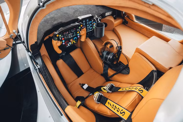 Hệ thống hybrid, gồm động cơ điện Bosch, hệ thống pin 1,35 kWh của Williams Advanced Engineering, tạo ra công suất tức thời 30 - 50 kW (khoảng 41 - 68 mã lực), tuy nhiên tổng công suất không thay đổi.