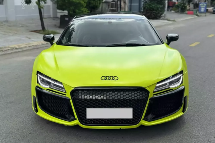 Audi R8 lúc mới ra mắt được đánh giá là 1 chiếc siêu xe có thể đi lại hằng ngày thoải mái, không áp lực như các xe Ferrari và Lamborghini, doanh số của R8 nhanh chóng bùng nổ, có thời điểm khách phải chờ gần 1,5 năm để nhận bàn giao xe mới.