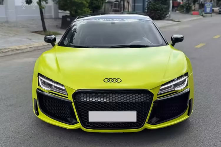 Audi R8 lúc mới ra mắt được đánh giá là 1 chiếc siêu xe có thể đi lại hằng ngày thoải mái, không áp lực như các xe Ferrari và Lamborghini, doanh số của R8 nhanh chóng bùng nổ, có thời điểm khách phải chờ gần 1,5 năm để nhận bàn giao xe mới.