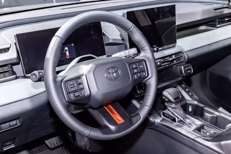 Bên trong Toyota RAV4 Adventure 2026 là không gian nội thất phối 2 màu với những điểm nhấn màu cam trên chấu vô lăng, bệ tì tay trung tâm và ghế.