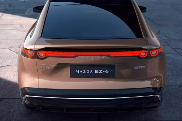 Bộ sạc nhanh DC cho phép sạc pin từ 30% lên 80% trong khoảng 15 phút. Cuối cùng là những trang bị an toàn như 9 túi khí, bao gồm cả túi khí trung tâm. Nhờ đó, xe đã đạt tiêu chuẩn an toàn va chạm tại thị trường châu Âu. Hiện hãng vẫn chưa công bố giá bán của EZ-6 Sports Edition. Ở các thị trường ngoài Trung Quốc, EZ-6 được gọi bằng cái tên Mazda 6e.