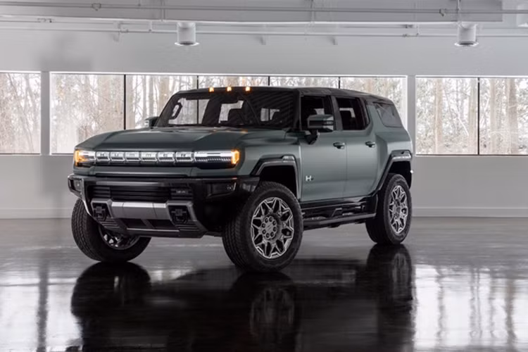 Theo kế hoạch, tất cả các phiên bản Hummer EV 2026, bao gồm bản Carbon Fiber Edition, sẽ được lắp ráp tại nhà máy Factory ZERO đặt tại Detroit và Hamtramck (bang Michigan, Mỹ). Mức giá chính thức của phiên bản Carbon Fiber Edition hiện chưa được GMC công bố, nhưng dự kiến sẽ cao hơn bản Hummer EV 3ˣ SUV và Pickup 2025, vốn có giá khởi điểm từ 107.145 USD (khoảng 2,77 tỷ VNĐ).