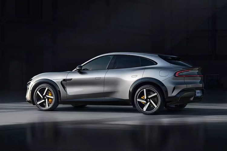 Theo công bố từ hãng, YU7 đã vượt qua hơn 50 bài kiểm tra an toàn thụ động, bao gồm các tình huống mô phỏng va chạm nghiêm trọng. Trên phương diện hỗ trợ lái xe thông minh, YU7 được trang bị hệ thống cảm biến tiên tiến với lidar, radar sóng mm 4D và camera chống chói phủ ALD.