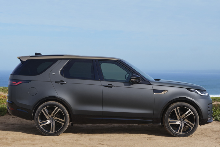 Cung cấp sức mạnh cho Land Rover Discovery 2026 là hai tùy chọn động cơ. Thứ nhất là động cơ xăng 2.0L tăng áp I4, công suất 296 mã lực, mô-men xoắn 400Nm. Thứ hai là động cơ xăng 3.0L I6 tăng áp, công suất 355 mã lực, mô-men xoắn 500Nm.