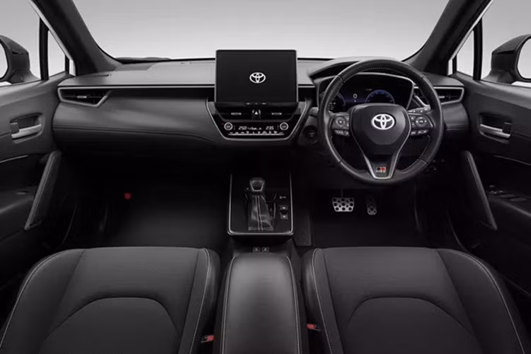 Bên cạnh đó, người dùng Nhật Bản cũng được hưởng một vài tính năng kỹ thuật mà các thị trường khác không có. Đáng chú ý trong số đó là chế độ Snow Extra của hệ dẫn động bốn bánh E-Four và công nghệ Signal Road Projection, sử dụng đèn xi-nhan để chiếu mũi tên xuống mặt đường.