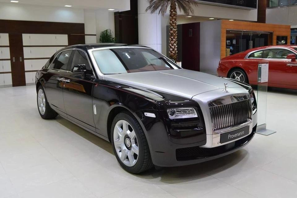 Vào năm Giáp Ngọ 2014, Rolls-Royce đã ra mắt chiếc Ghost Majestic Horse Collection. Hình tượng con ngựa được trang trí trên bảng taplo, tựa đầu, đường coachline...