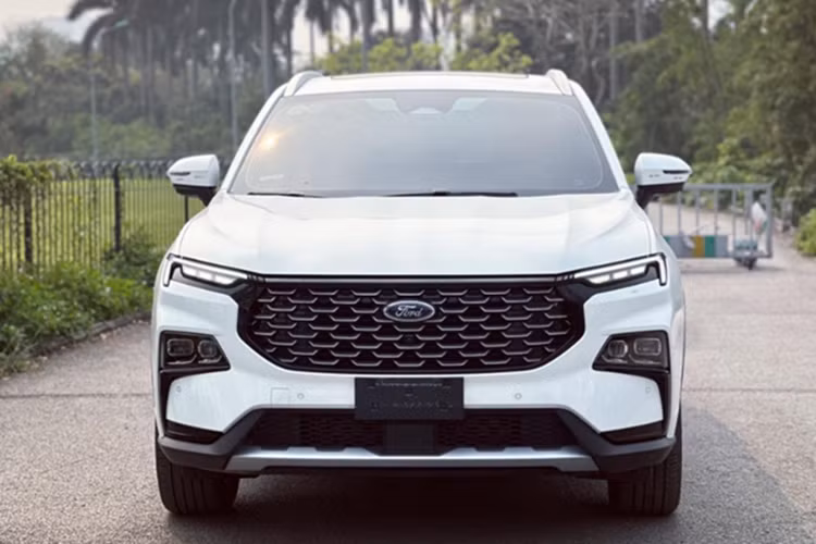 Sau ưu đãi Ford Territory bản Trend sẽ có giá là 683,1 triệu đồng; bản Titanium giảm từ 849 triệu còn 764,1 triệu đồng; Territory Sport giảm từ 869 triệu xuống còn 782,1 triệu đồng; Territory Titanium X giảm từ 889 triệu xuống còn 800,1 triệu đồng.