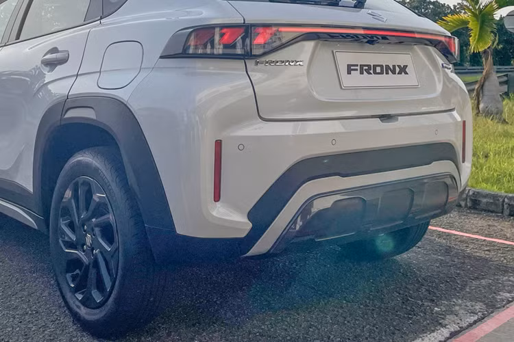 Đầu tiên là máy xăng 4 xi-lanh, dung tích 1.5L có mã K15C, kết hợp với công nghệ mild hybrid Smart Hybrid Vehicle by Suzuki (SHVS) dành cho phiên bản cao cấp. Động cơ xăng tạo ra công suất tối đa 101 mã lực và mô-men xoắn cực đại 135 Nm. Động cơ đi với mô-tơ điện giúp bổ sung 3,1 mã lực và 60 Nm cùng pin lithium-ion 6 Ah.