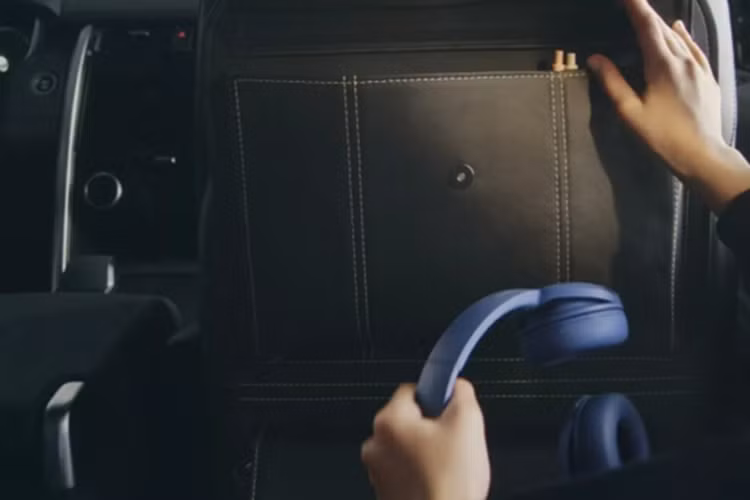 Ngoài ra, Land Rover giới thiệu ba gói phụ kiện dành riêng cho Discovery đó là: Beach Days Pack: bao gồm giá nóc, rèm che nắng và túi đựng hành lý gấp gọn, phù hợp cho các hoạt động bãi biển, thể thao dưới nước.