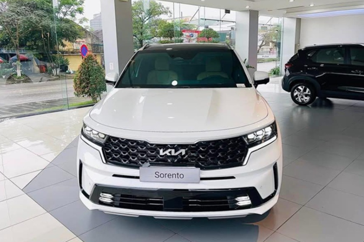 Trong khi đó, bản 2.2D Signature 7 chỗ được ưu đãi ít hơn, chỉ 15 triệu đồng, đưa giá xe về mức 1,104 tỷ đồng. Khách mua Kia Sorento phiên bản động cơ xăng 2.5G Premium sẽ được ưu đãi 22 triệu đồng, giá xe chỉ còn 977 triệu đồng.