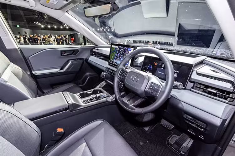 Vô lăng có thiết kế khác biệt so với các mẫu xe du lịch thông thường của Toyota. Khu vực bấm còi vuông vức gợi nhớ đến đàn anh Toyota Land Cruiser Prado mới.