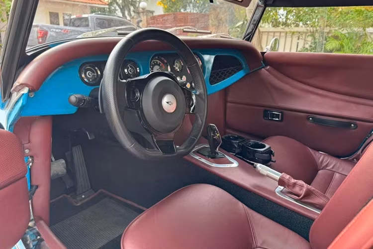 Plus Six còn cho thấy Morgan đã bớt chút bảo thủ khi bên cạnh gỗ tần bì họ còn kết hợp thêm nền tảng nhôm mới giúp tăng độ cứng xoắn thêm 100 phần trăm và trọng lượng của xe giảm 100 kg. Tất nhiên là thân xe vẫn nằm trên khung gỗ tần bì nhưng giờ đây đã được gia cố đáng kể so với loạt xe trước đó.