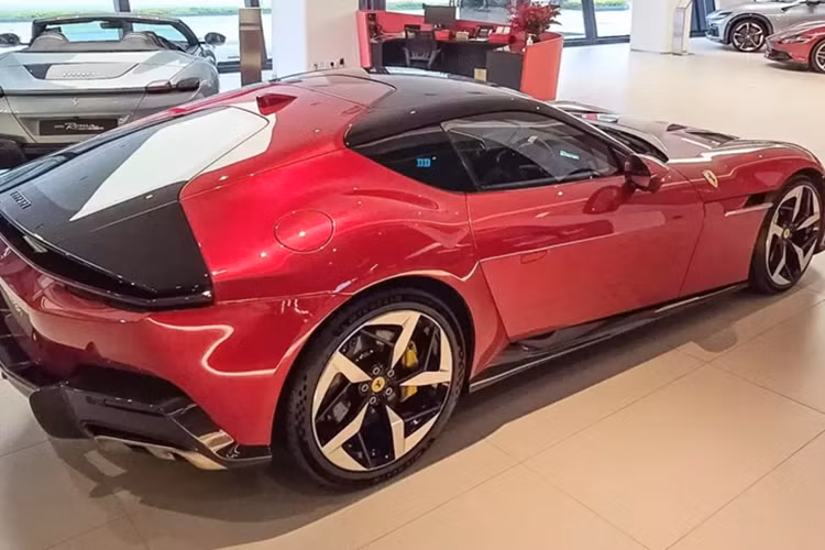 Thiết kế của siêu xe Ferrari 12Cilindri là sự tri ân của Ferrari 365 GTB/4 Daytona với dải màu đen trên mui xe không thể tháo rời hoặc thay đổi bằng màu khác vì ý muốn của nhà thiết kế. Nội thất được lấy cảm hứng từ Purosangue và Roma và là phân khúc xe đầu tiên không có đồng hồ đo analog.