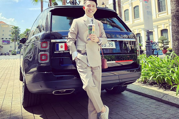 Chiếc xe Range Rover SVAutobiography này rất hay được Minh Nhựa sử dụng sau khi anh để lại mẫu xe Mercedes-AMG G63 cho vợ chồng con gái rượu, nhưng nay dân chơi này đã bán chiếc xe Anh quốc, nhiều khả năng dọn chỗ cho 1 xe khác sắp về.