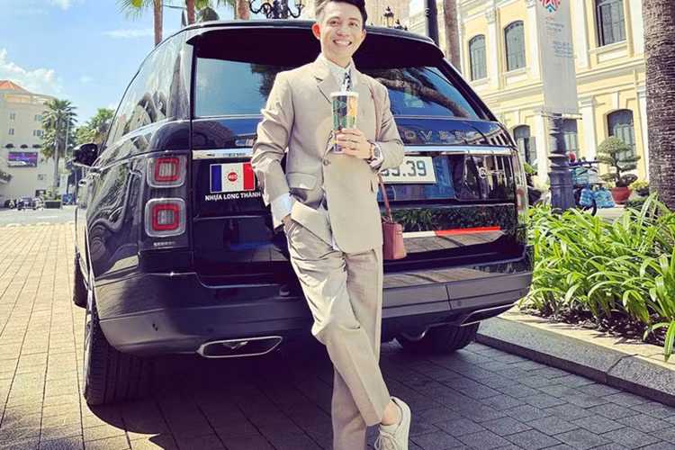 Chiếc xe Range Rover SVAutobiography này rất hay được Minh Nhựa sử dụng sau khi anh để lại mẫu xe Mercedes-AMG G63 cho vợ chồng con gái rượu, nhưng nay dân chơi này đã bán chiếc xe Anh quốc, nhiều khả năng dọn chỗ cho 1 xe khác sắp về.