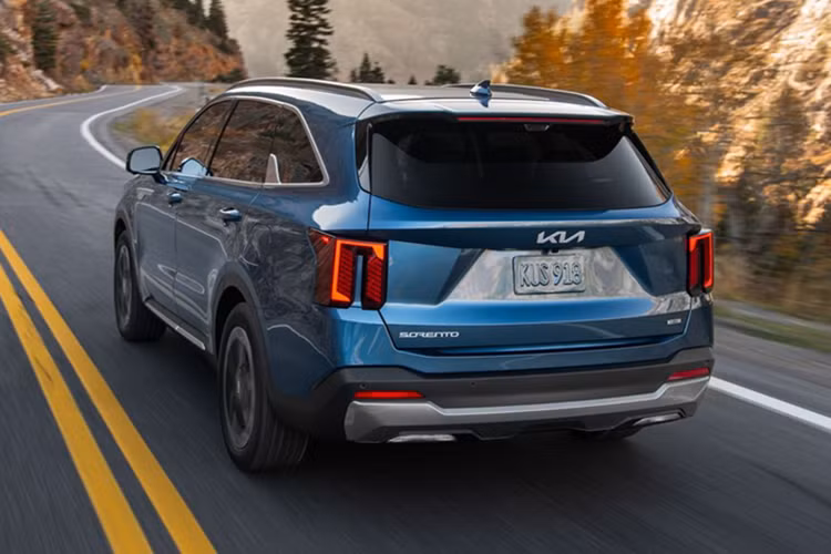 Một số đại lý tiết lộ khả năng Kia Sorento đời mới có thể sẽ được giới thiệu tại thị trường Việt Nam trong năm nay, thậm chí trong thời gian rất sớm. Tuy nhiên, phía THACO vẫn chưa đưa ra bất cứ xác nhận chính thức nào về thông tin này.