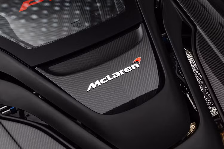 Bộ pin nâng cấp đã cải thiện khả năng tăng tốc, giảm 0,4 giây khi thử nghiệm từ 0-299 km/h trong 16,5 giây và công suất không thay đổi. Bộ pin mới có dung lượng thấp hơn, giảm phạm vi di chuyển thuần điện từ 12,07 km (7,5 dặm) xuống còn 3 km (1,9 dặm).