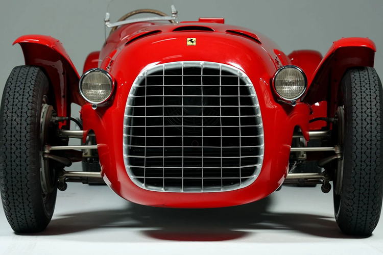 Chiếc Ferrari 166 Spyder Corsa này được sản xuất vào năm 1948. Xe mang khung số 004C, đây là một trong 9 chiếc 166 Spyder Corsa được đích thân Enzo Ferrari thiết kế nhằm phục vụ cả mục đích đua lẫn di chuyển dân dụng. Chủ sở hữu đầu tiên của xe là anh em nhà Besana - những khách hàng tiên phong của thương hiệu Ferrari.