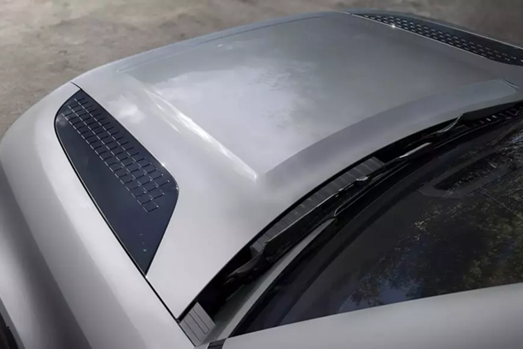 Xe có tùy chọn gói Signature Suite bổ sung các túi bên tháo rời cùng rãnh giấu dây cáp, giúp khoang lái gọn gàng hơn. Hệ thống theo dõi sự tập trung của tài xế được trang bị tiêu chuẩn cho toàn bộ dòng xe, giúp nâng cao tính an toàn khi vận hành.