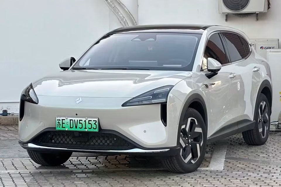 Baojun là một thương hiệu xe Trung Quốc, vốn sản xuất các mẫu xe nội địa dựa trên nền tảng của Chevrolet hay Buick. Logo ban đầu của Baojun có hình một con ngựa rõ ràng, nhưng từ năm 2019, hãng đã sử dụng hình ảnh cách điệu hơn.
