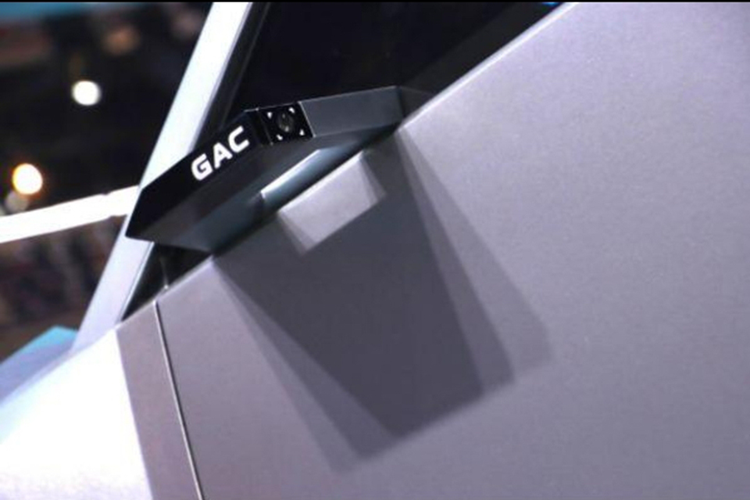 Khoang cabin của GAC Pickup 01 gây chú ý với thiết kế cực kỳ độc đáo: vô-lăng gắn trên một thanh trượt cho phép di chuyển từ bên trái sang phải, hỗ trợ linh hoạt cho cả cấu hình tay lái thuận và nghịch.