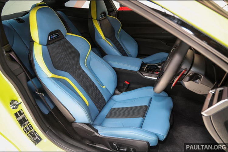 Tuy nhiên, điểm nhấn dễ nhận diện nhất ở bản nâng cấp giữa vòng đời này là cụm màn hình cong BMW Curved Display, gồm bảng đồng hồ kỹ thuật số 12,3 inch và màn hình trung tâm 14,9 inch, sử dụng hệ điều hành BMW OS 8.5 với giao diện tùy biến riêng cho dòng M.