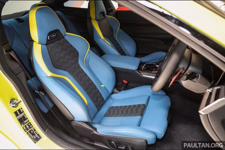 Tuy nhiên, điểm nhấn dễ nhận diện nhất ở bản nâng cấp giữa vòng đời này là cụm màn hình cong BMW Curved Display, gồm bảng đồng hồ kỹ thuật số 12,3 inch và màn hình trung tâm 14,9 inch, sử dụng hệ điều hành BMW OS 8.5 với giao diện tùy biến riêng cho dòng M.