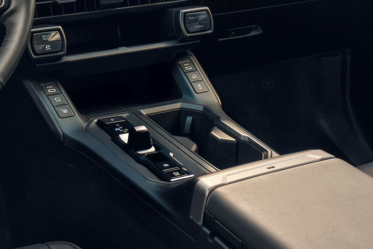 RAV4 mới cũng là một trong những mẫu xe đầu tiên trang bị gói an toàn Toyota Safety Sense 4.0, với các tính năng hỗ trợ lái tiên tiến nhất của hãng. Dù các nút điều khiển vật lý được lược giản, Toyota vẫn đảm bảo trải nghiệm dễ sử dụng khi hệ thống điều hòa kỹ thuật số luôn hiển thị trực tiếp trên màn hình.