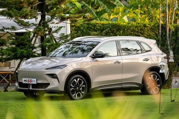 MG S5 EV 2025 được bảo hành 7 năm hoặc 150.000 km cho xe và 8 năm hoặc 180.000 km cho pin. Bên cạnh đó là chính sách bảo hành 8 năm hoặc 160.000 km cho mô-tơ điện và bộ điều khiển động cơ. Hiện chưa rõ sau Thái Lan và Malaysia, MG S5 EV 2025 có được bán ở Việt Nam hay không. Nếu có, xe sẽ là đối thủ cạnh tranh của VinFast VF7.