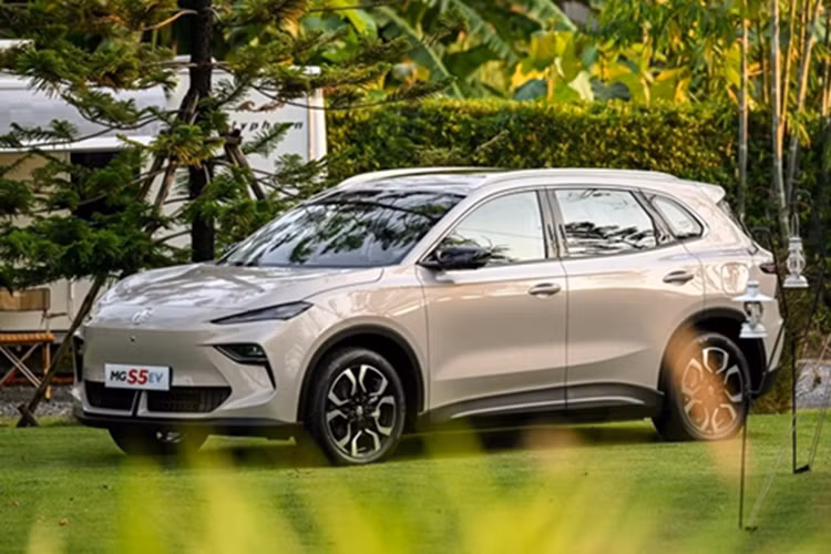 MG S5 EV 2025 được bảo hành 7 năm hoặc 150.000 km cho xe và 8 năm hoặc 180.000 km cho pin. Bên cạnh đó là chính sách bảo hành 8 năm hoặc 160.000 km cho mô-tơ điện và bộ điều khiển động cơ. Hiện chưa rõ sau Thái Lan và Malaysia, MG S5 EV 2025 có được bán ở Việt Nam hay không. Nếu có, xe sẽ là đối thủ cạnh tranh của VinFast VF7.