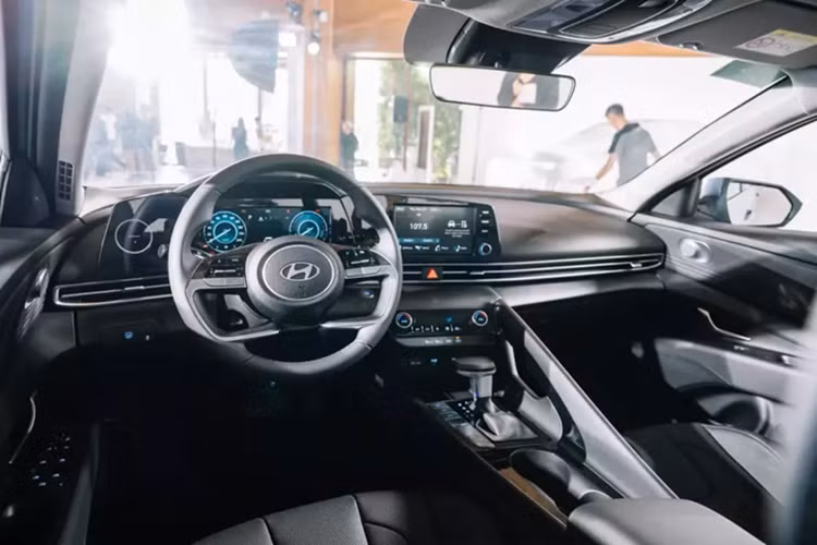 Tại thị trường Philippines, Hyundai Elantra 2025 có những trang bị tiêu chuẩn như mâm hợp kim 15 inch, bảng đồng hồ kiểu kỹ thuật số với màn hình 4,2 inch, màn hình cảm ứng trung tâm 8 inch, hỗ trợ kết nối Apple CarPlay/Android Auto và ghế bọc nỉ màu đen.