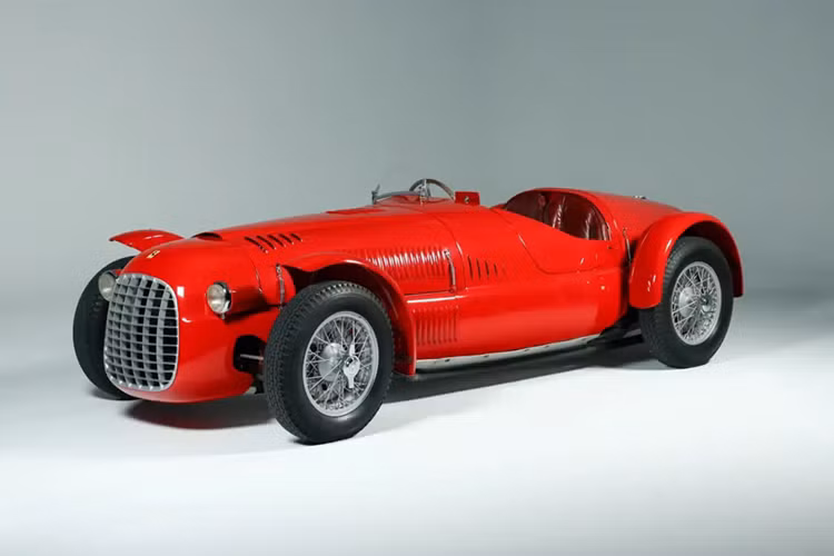 Dù đã trải qua hơn bảy thập kỷ, chiếc xe cổ vẫn giữ được hiệu suất đáng kinh ngạc: tốc độ tối đa đạt 201 km/h và khả năng tăng tốc từ 0–96 km/h chỉ trong khoảng 6 giây, thông số kỹ thuật đầy ấn tượng với một mẫu xe từ thập niên 1940.