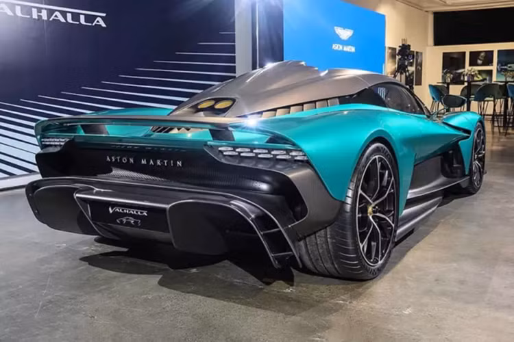 Valhalla sử dụng hộp số tự động ly hợp kép 8 cấp được phát triển và chế tạo độc quyền cho các cỗ máy dùng động cơ hybrid của Aston Martin, kết hợp với đó là việc xe được trang bị bộ vi sai chống trượt điện tử ở trục sau và có chế độ lùi bằng điện khi người lái chỉ sử dụng 2 mô tơ điện.