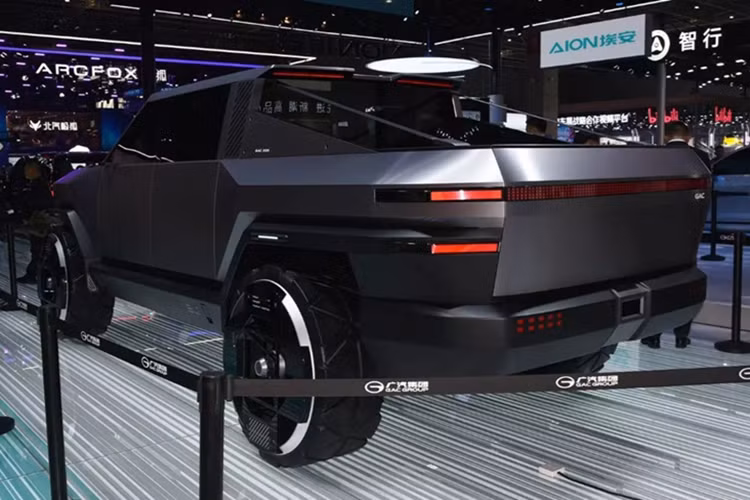 Dù kế hoạch phân phối đã được hé lộ, nhưng đến nay, hãng xe Trung Quốc vẫn chưa công bố bất kỳ thông tin nào liên quan đến hệ truyền động sẽ được trang bị trên Pickup 01. Pickup 01 sở hữu thiết kế góc cạnh, hình khối đậm chất viễn tưởng, được ví như sự pha trộn giữa Tesla Cybertruck và GMC Hummer EV.